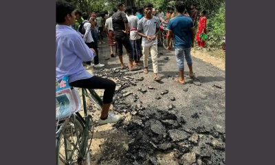 হাত দিয়ে সামান্য টান দিলেই উঠে যাচ্ছে রাস্তার পিচ ঢালাইয়ের আস্তরণ।  ছবি- রূপালী বাংলাদেশ