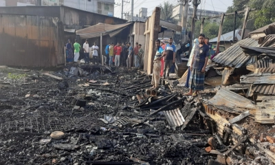 গাজীপুর মহানগরীর কোনাবাড়ীতে ভয়াবহ অগ্নিকাণ্ডে সাতটি দোকান পুড়ে ছাই।  ছবি- রূপালী বাংলাদেশ