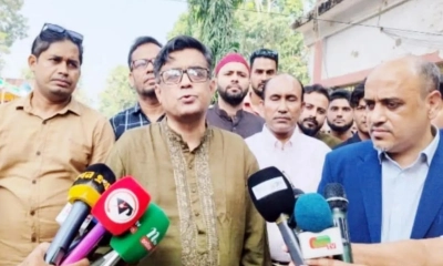 সাংবাদিকদের সঙ্গে কথা বলছেন প্রেস সচিব শফিকুল আলম। ছবি- রূপালী বাংলাদেশ