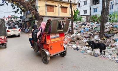প্রধান সড়কে ময়লার পাহাড়, দুর্গন্ধে অতিষ্ঠ জনজীবন