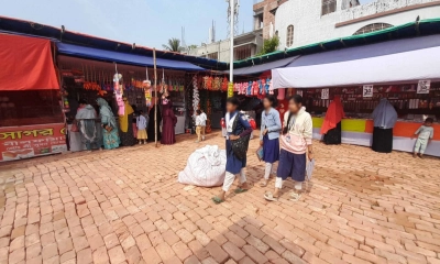 বুধবার বেলা ১২টার দিকে বিভিন্ন স্কুলের শিক্ষার্থীরা মেলায় এসে ঘুরতে দেখা গেছে। ছবি- রূপালী বাংলাদেশ