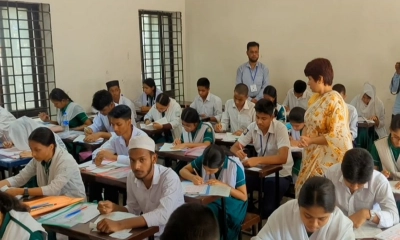 রাত পোহালেই এসএসসি, শেষ মুহূর্তে ব্যস্ত শিক্ষার্থীরা