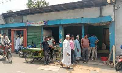 পিরোজপুরে রাতে আঁধারে ব্যবসায়ীর দোকানঘর দখলে নিল বিএনপি নেতা!