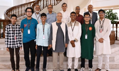 অলিম্পিয়াডে পদকজয়ী শিক্ষার্থীদের সঙ্গে প্রধান উপদেষ্টা। ছবি- সংগৃহীত