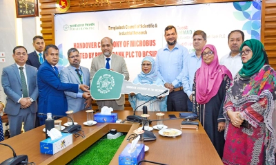 পূবালী ব্যাংক উপহার হিসেবে ইঈঝওজ-কে মাইক্রোবাস প্রদান 
