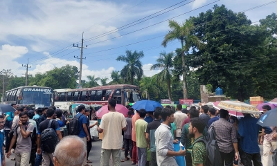 প্রকৌশল শিক্ষার্থীদের ওপর হামলার প্রতিবাদে রাবি শিক্ষার্থীদের মহাসড়ক অবরোধ