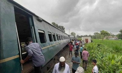 রংপুরে পদ্মরাগের ৬ বগি লাইনচ্যুত, রেল যোগাযোগ বন্ধ