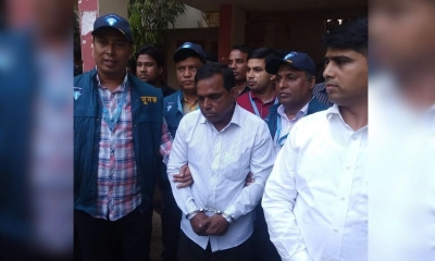 ঘুষের মামলায় দণ্ডিত শিক্ষা কর্মকর্তা স্বপদে, তীব্র প্রতিক্রিয়া