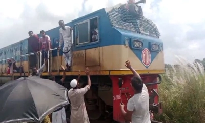 অবৈধ রেলক্রসিং বন্ধে বাধা, আখাউড়ায় ট্রেন আটকে দিল এলাকাবাসী