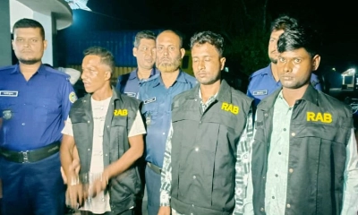 র‌্যাবের পোশাকে শ্রমিকদল নেতাসহ গ্রেপ্তার হওয়া তিনজন।