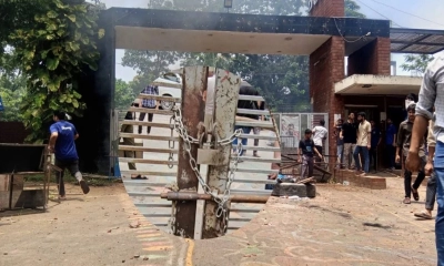 প্রধান ফটকে তালা, আজও উত্তাল ডুয়েট