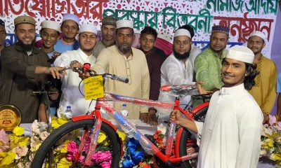 ৪০ দিন জামাতে নামাজ পড়ায় পুরস্কার পেল ১১ তরুণ