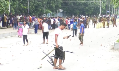 আইনশৃঙ্খলা বাহিনীর সঙ্গে শ্রমিকদের সংঘর্ষ। ছবি- রূপালী বাংলাদেশ