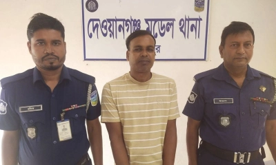 আটক পলাতক আসামি আইজুর হোসেন। ছবি- রূপালী বাংলাদেশ