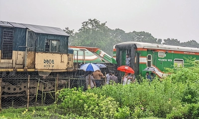 লালমনিরহাটে দুই ট্রেনের মুখোমুখি সংঘর্ষ
