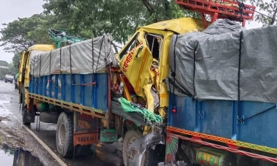 ট্রাকের পেছনে ট্রাকের ধাক্কা । ছবি- রূপালী বাংলাদেশ