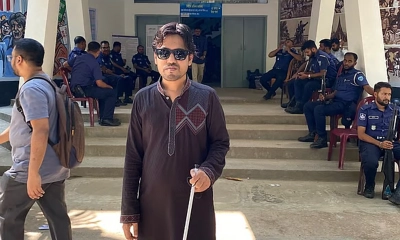 দৃষ্টিপ্রতিবন্ধী ভোটার গোলাম কিবরিয়া। ছবি - সংগৃহীত