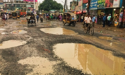 যশোরে মহাসড়কের বুক যেন পুকুর!