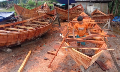 কাঠ-করাতে মুখরিত প্রতিদিন, ভোলায় জমজমাট নৌকাশিল্প