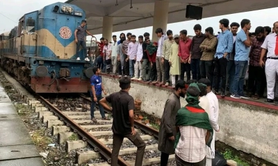 আন্তঃনগর ট্রেনের দাবিতে রেলপথে দাঁড়িয়ে  জুলাইযোদ্ধাদের একাংশ। ছবি- সংগৃহীত