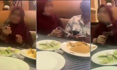 রেস্তোরাঁয় হাতে পিস্তল নিয়ে খুনশুটি করছেন দুজন। ছবি- সংগৃহীত