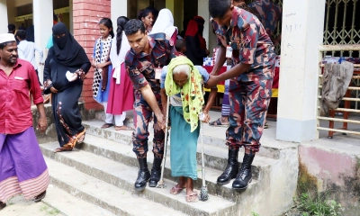 টেকনাফে বিজিবির তত্ত্বাবধানে বিনা মূল্যে চিকিৎসাসেবা