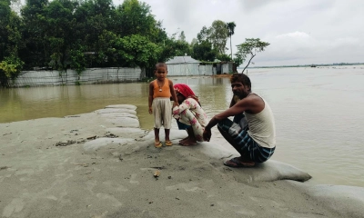 তিস্তার পানি কমলেও লালমনিরহাটে পানিবন্দি মানুষের দুর্ভোগ অব্যাহত। ছবি- রূপালী বাংলাদেশ।