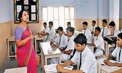 ক্লাসে শিক্ষার্থীদের পড়াচ্ছেন একজন শিক্ষক। ছবি- সংগৃহীত