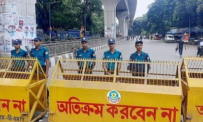 ঢাকা বিশ্ববিদ্যালয়ের প্রবেশমুখে নিরাপত্তায়  কাজ করছেন পুলিশ সদস্যরা। ছবি- সংগৃহীত