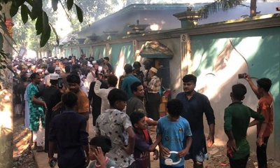 গোয়ালন্দে ‘নুরাল পাগলার’ লাশ কবর থেকে তুলে পুড়িয়ে দেয় কিছু মানুষ। ছবি- সংগৃহীত