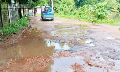মৌলভীবাজারে খানা-খন্দে ভরা সড়ক, ভোগান্তিতে ৭ ইউনিয়নের মানুষ