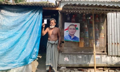 দোকানদার ও তারেক রহমানের ছবি টাঙানো দোকান। ছবি- রূপালী বাংলাদেশ