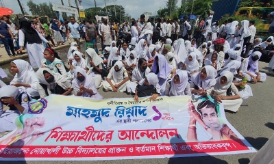 দুর্নীতি ও অনিয়মের অভিযোগ প্রধান শিক্ষকের পদত্যাগ দাবিতে শিক্ষার্থীদের ঢাকা-নোয়াখালী আঞ্চলিক মহাসড়ক অবরোধ। ছবি- রূপালী বাংলাদেশ