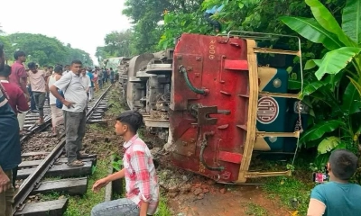 দুর্ঘটনাকবলিত উদয়ন এক্সপ্রেস। ছবি- রূপালী বাংলাদেশ
