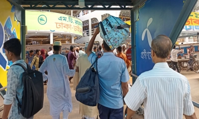 সদরঘাটে কুলিদের দৌরাত্ম্য, অসহায় যাত্রীরা