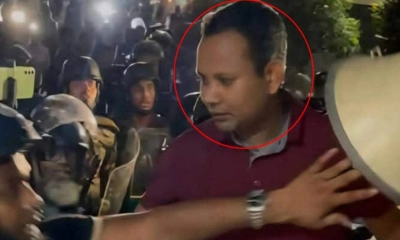 মেরুন টি-শার্ট পরা সেই যুবকের পরিচয় মিলেছে