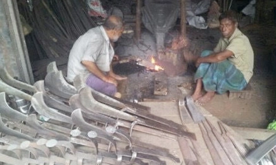 ঈদুল আজহাকে সামনে রেখে সরঞ্জাম তৈরিতে ব্যস্ত কামারশিল্পীরা