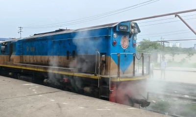 ঈদ যাত্রার ট্রেনের ইঞ্জিনে আগুন, ছাড়ল এক ঘণ্টা পর