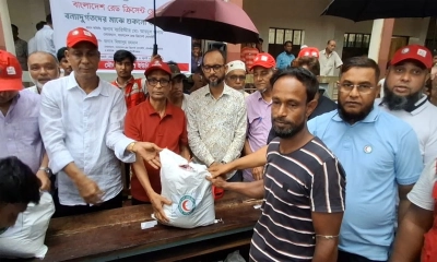 মৌলভীবাজারে বন্যাদুর্গত মানুষের পাশে রেড ক্রিসেন্ট, ত্রাণ বিতরণ