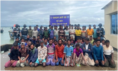  ট্রলারসহ ১২২ জেলে আটক 