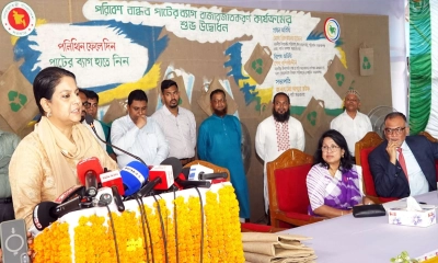 ঢাকা শহরের ভোক্তাদের মাঝে সাশ্রয়ীমূল্যে পরিবেশবান্ধব পাটের ব্যাগ বাজারজাতকরণ কার্যক্রমের উদ্বোধন অনুষ্ঠানে পরিবেশ উপদেষ্টা সৈয়দা রিজওয়ানা হাসান।ছবি- সংগৃহীত