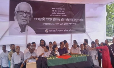 শহিদ মিনারে আহমদ রফিককে শ্রদ্ধা জানাচ্ছেন সর্বস্তরের মানুষ