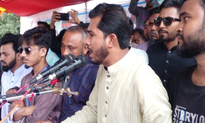 মুকসুদপুর কলেজ বাসস্ট্যান্ডে অনুষ্ঠিত পথসভায় বক্তব্য দিচ্ছেন গণঅধিকার পরিষদের সভাপতি নুরুল হক নুর।  ছবি- রূপালী বাংলাদেশ