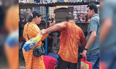 একজনকে স্ত্রী দাবি করে দুই স্বামীর টানাটানি। ছবি- রূপালী বাংলাদেশ