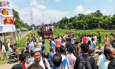 আট দাবিতে ট্রেন আটকে বিক্ষোভ আন্দোলনকারীদের