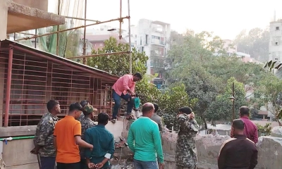 মসজিদের সীমানা প্রাচীর ভেঙে দিল চসিকের ম্যাজিস্ট্রেট