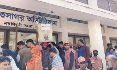নরসিংদীর ৫টি আসনের ভোট কেন্দ্রে যাচ্ছে নির্বাচনি সরঞ্জাম