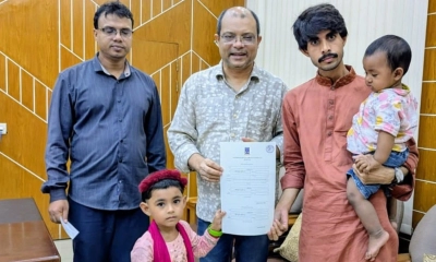 দুই সন্তানকে নিয়ে ডাকসুর মনোনয়ন ফরম নিলেন ঢাবি শিক্ষার্থী