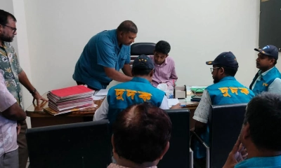 চিকিৎসায় অনিয়ম, গোমস্তাপুর স্বাস্থ্য কমপ্লেক্সে দুদকের অভিযান