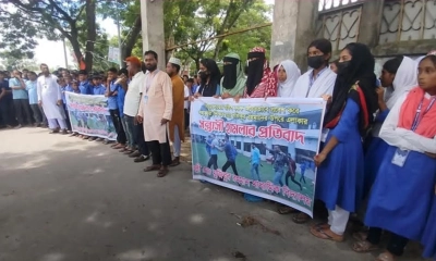 সাতক্ষীরায় সহকারী শিক্ষককে লাঞ্ছিত করার ঘটনায় মানববন্ধন